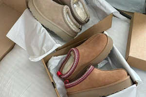 Botas bajas para mujer con ribete estampado